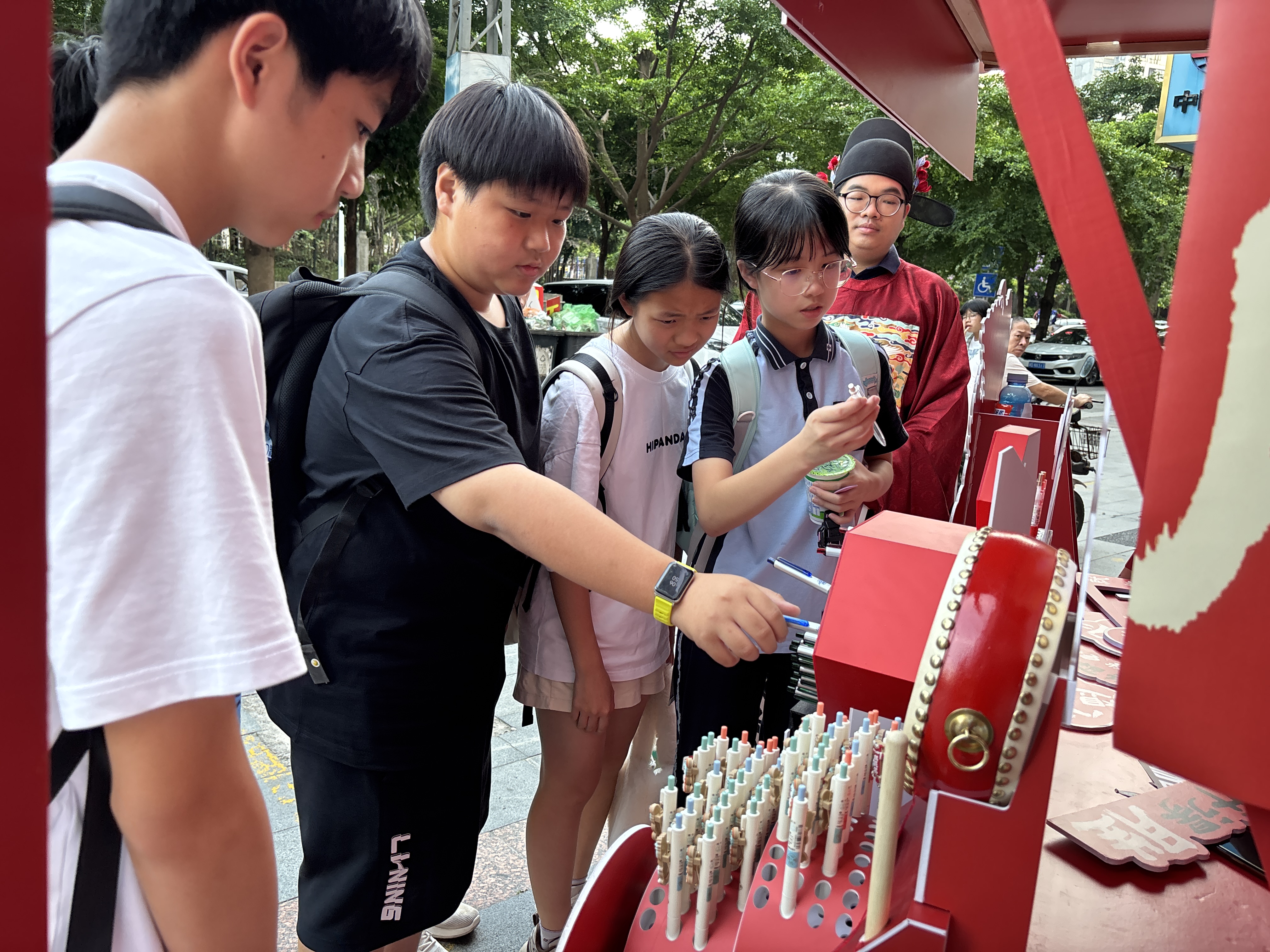 2 为考生派发得力考试季专属文具.jpg